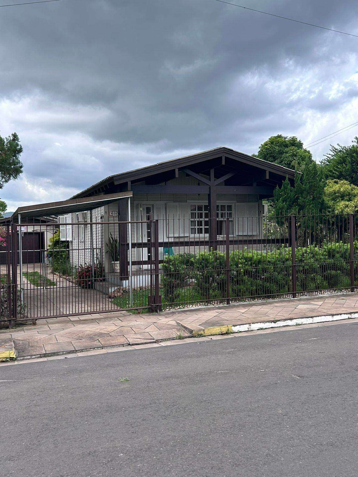 CASA MISTA 3 quarto(s)  no Petrópolis