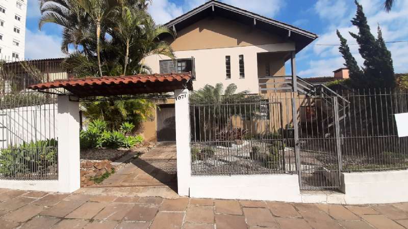 CASA 4 Dormitórios  sendo 1 suíte,  no Centro em Taquara