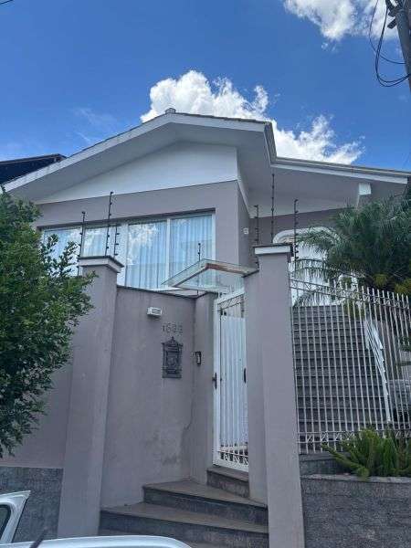 CASA 4 Dormitórios  sendo 1 suíte,  no Centro em Taquara